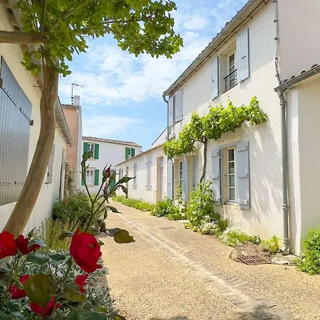Maison De Village Familiale Avec Sa Cour Lumineuse